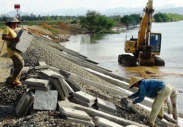 Thi công kè sông Nhật Lệ