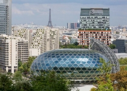 Tòa nhà hình cầu có thể xoay theo hướng mặt trời ở Paris