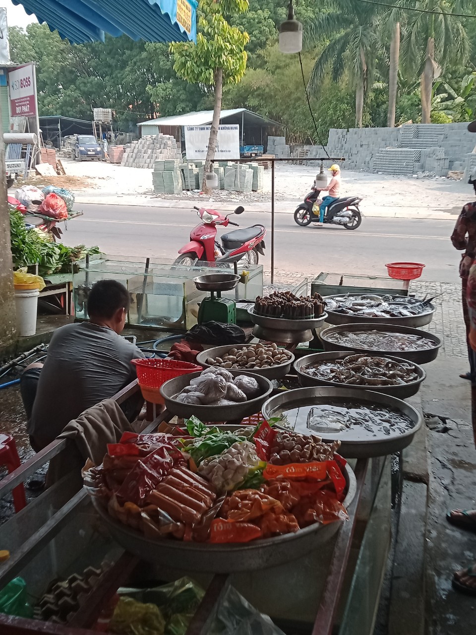 SANG NHƯỢNG QUẦY BÁN HẢI SẢN - Ảnh chính