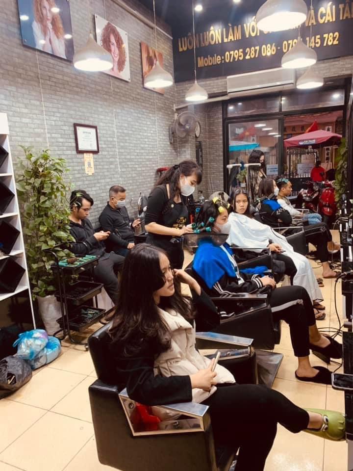 Salon còn thừa một phòng bên trong diện tích 40m vuông muốn cho thuê lại - Ảnh 1