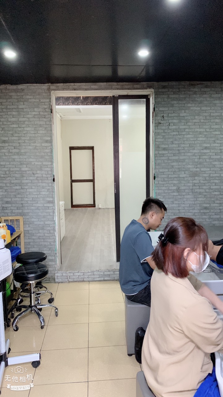 Salon còn thừa một phòng bên trong diện tích 40m vuông muốn cho thuê lại - Ảnh 2