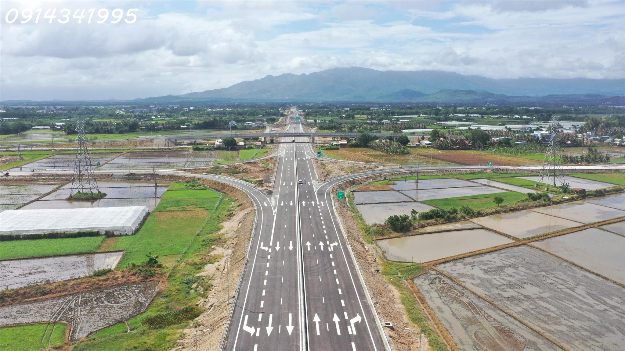 Nút giao cao tốc Ninh Thuận. Mặt đường QL27A, 20x50m sân bay Thành Sơn 5km, QL1 6km - Ảnh 2