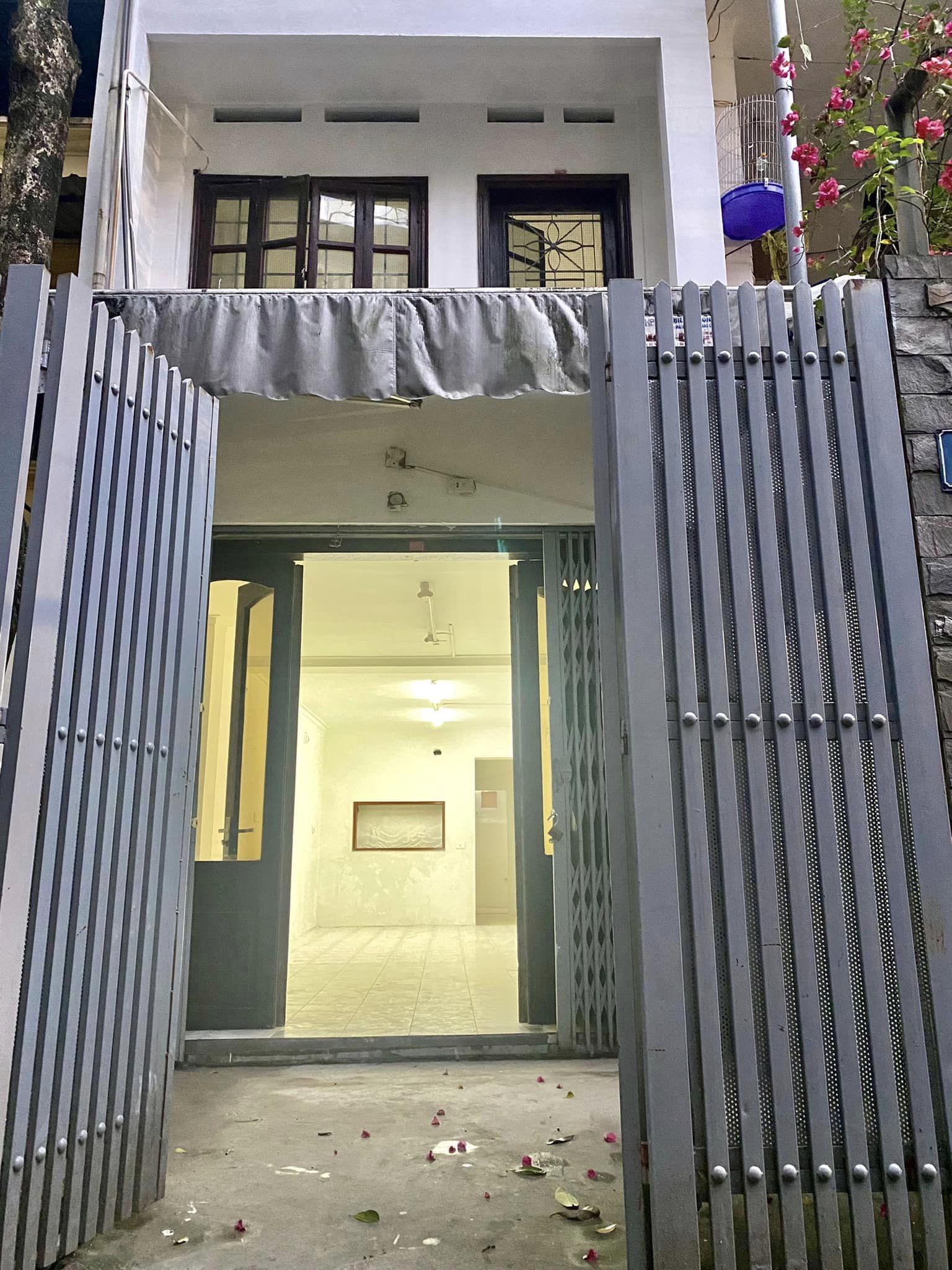 Cho thuê nhà 2 tầng 1 tum vị trí đẹp ở Nguyễn Chí Thanh, Đống Đa - Ảnh chính