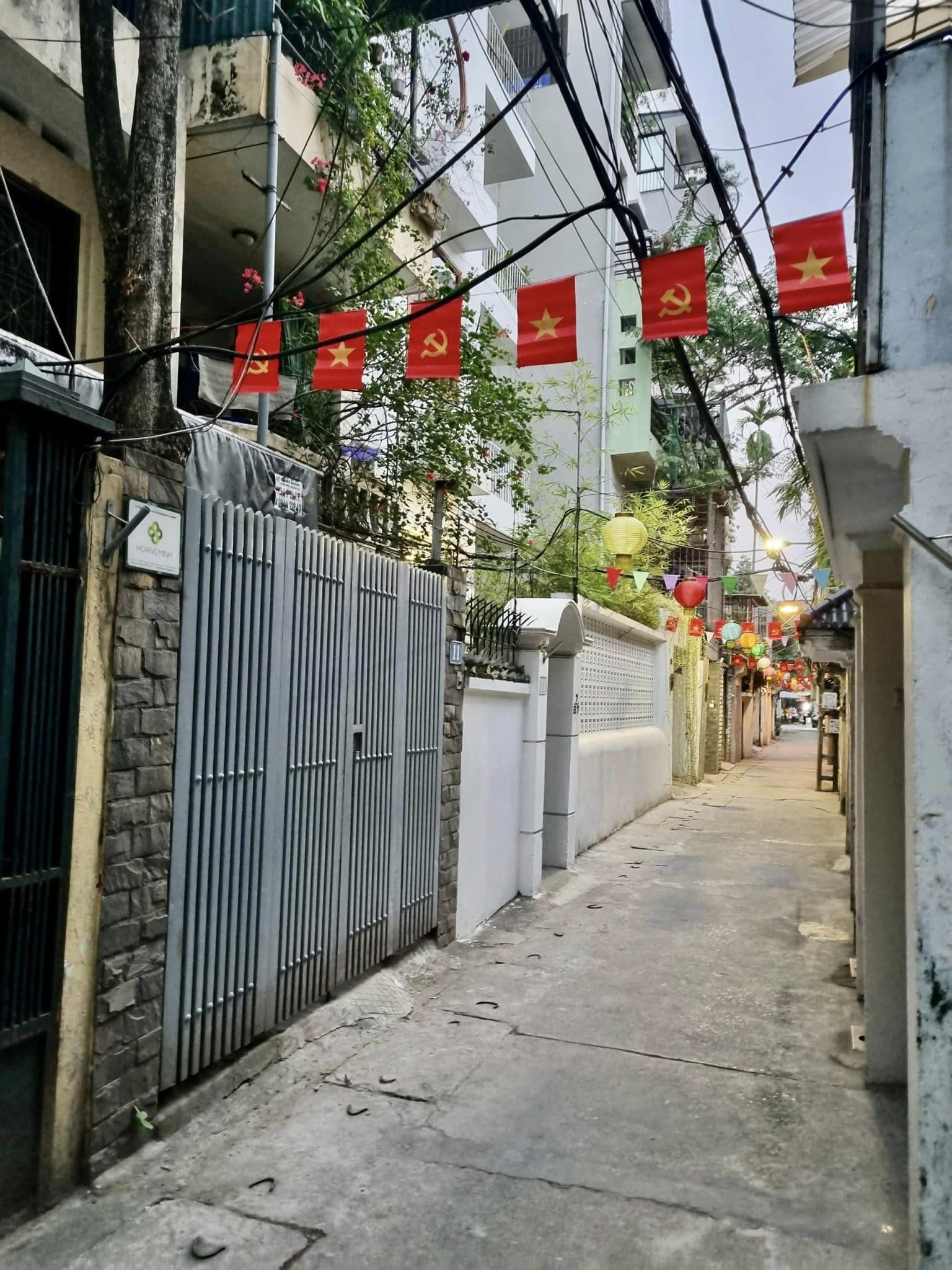 Cho thuê nhà 2 tầng 1 tum vị trí đẹp ở Nguyễn Chí Thanh, Đống Đa - Ảnh 1