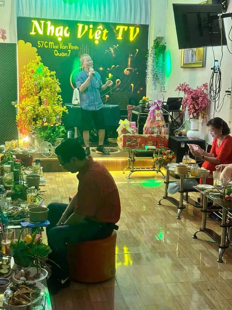 Sang quán Cà phê hát với nhau – Cà Phê Nhạc Việt TV đường Mai Văn Vĩnh Quận 7. Tel : 0939134907  – - Ảnh 2