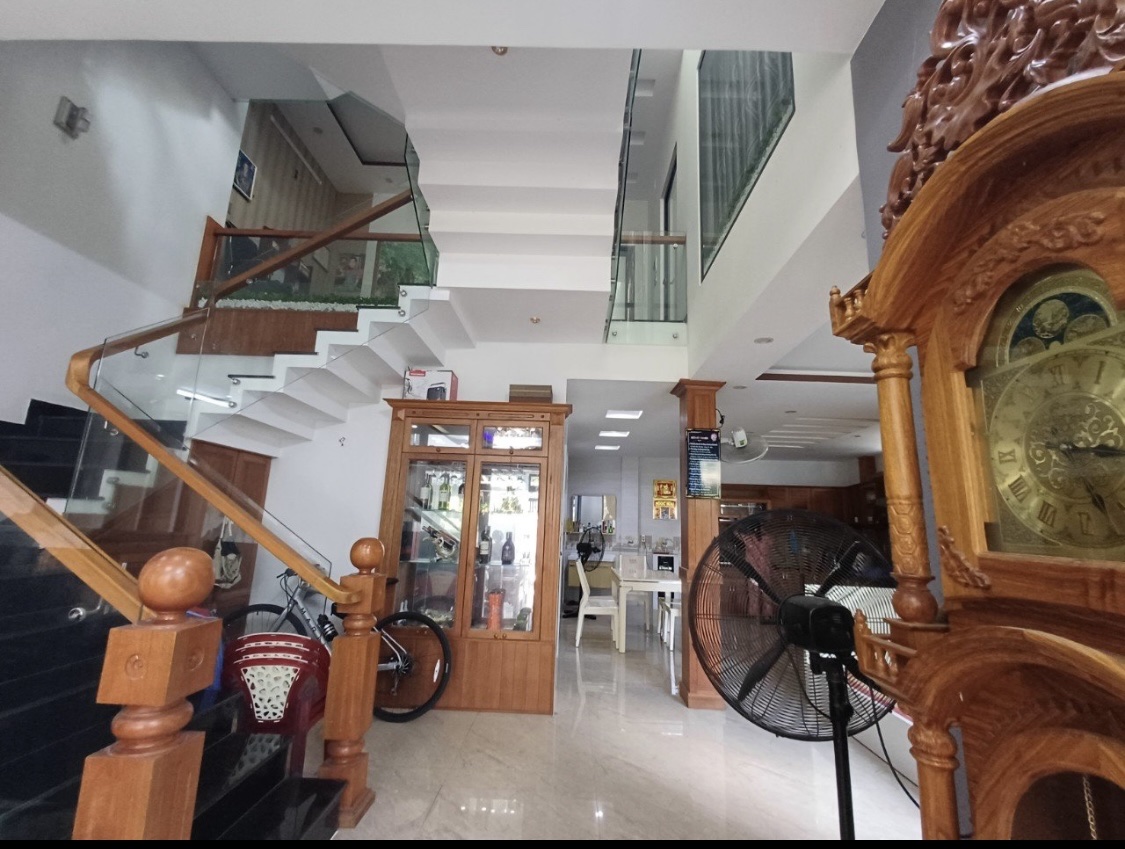 + Nhà biệt thự 3 tầng Kiệt Nguyễn Phước Nguyên Thanh Khê có sân rộng bán Cfe. - Ảnh 2