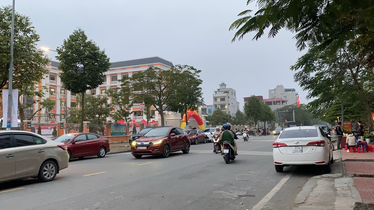 Bán Lô Góc Trục Hoàng Hoa thám- Tp.Bắc Ninh... Nhìn vào trường liên cấp Hoàng Hoa Thám - Ảnh chính