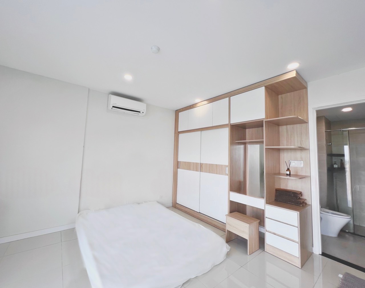 Xả lỗ bán nhanh căn hộ 55m2 nhà full nội thất, có ban công view cực chill - Ảnh chính