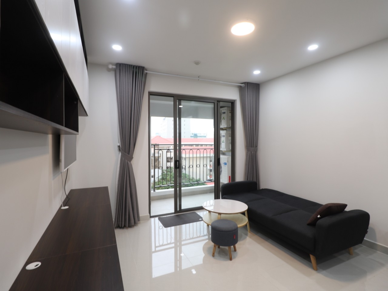 Cho thuê rẻ căn hộ 2 phòng ngủ 68m2 Saigon Royal trung tâm Sài Gòn - Ảnh chính