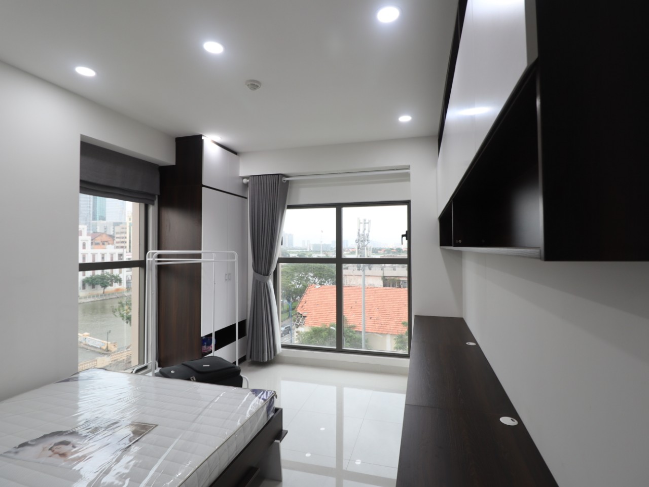 Cho thuê rẻ căn hộ 2 phòng ngủ 68m2 Saigon Royal trung tâm Sài Gòn - Ảnh 1