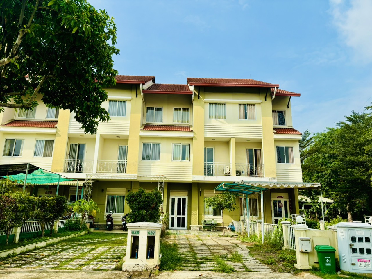 Cho thuê căn biệt thự vườn 150m2, nội thất hiện đại tại Làng Chuyên gia The Oasis, Thuận An, BD - Ảnh chính