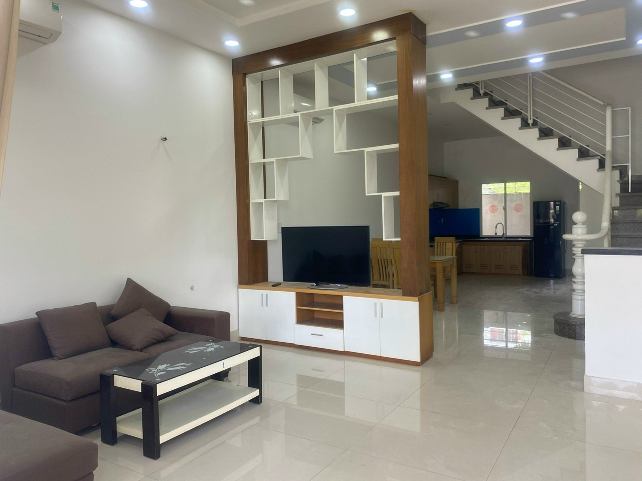 Cho thuê căn biệt thự vườn 150m2, nội thất hiện đại tại Làng Chuyên gia The Oasis, Thuận An, BD - Ảnh 3