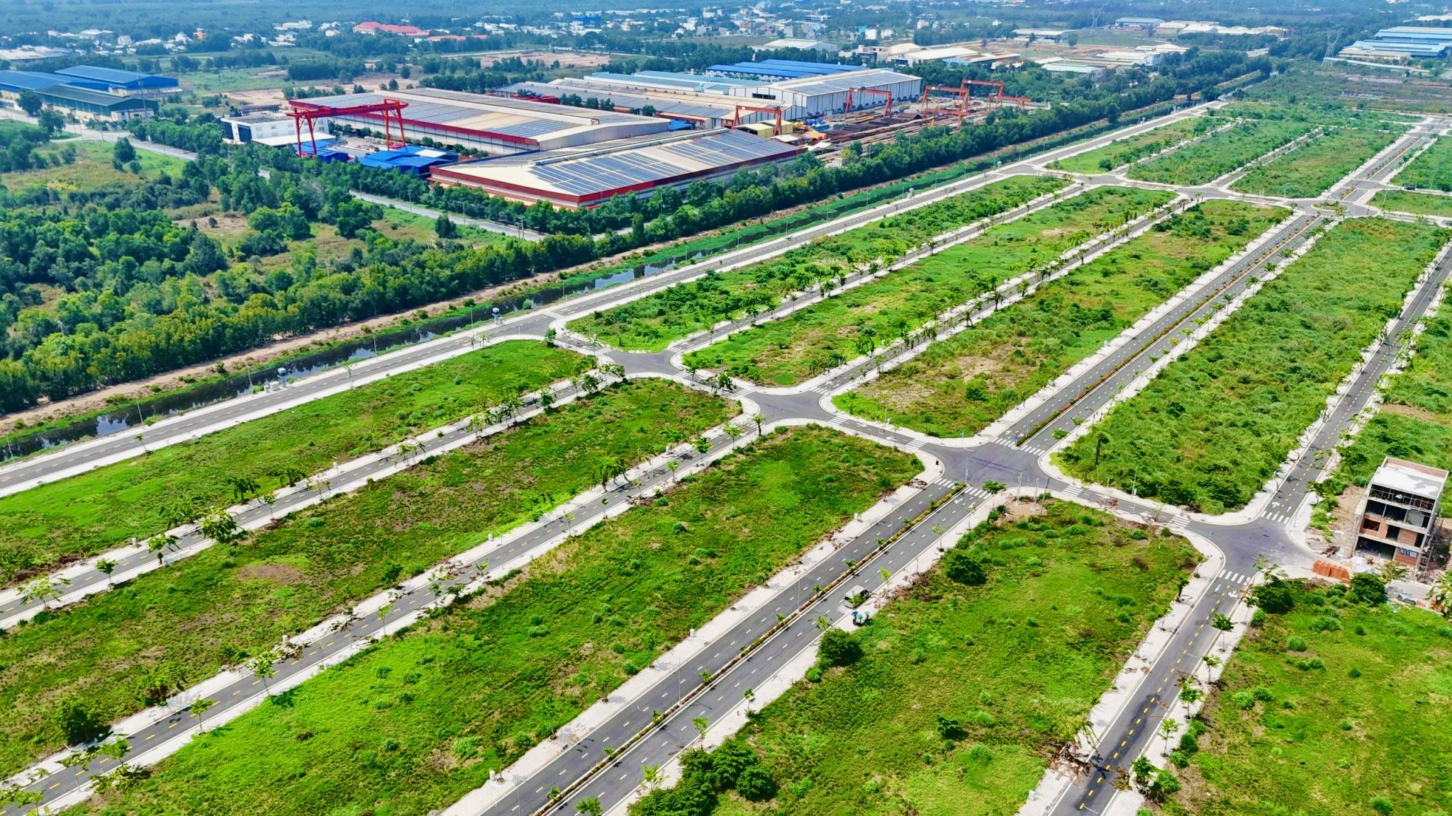 Quỹ đất giáp ranh thành phố Hồ Chí Minh nằm trong lòng khu công nghiệp. - Ảnh 2