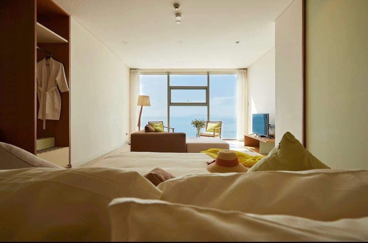 CC Cần bán gấp căn hộ view trực diện biển Mỹ Khê Đà Nẵng, full nội thất giá sụp hầm. DT 65 m2 - Ảnh 1