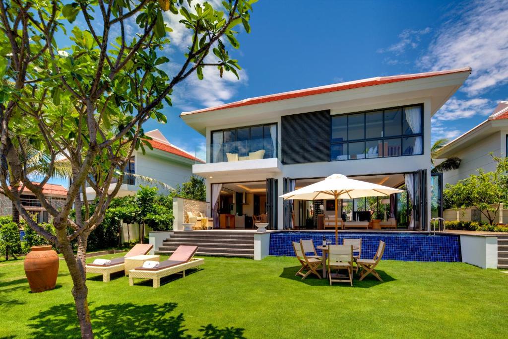 Cần bán gấp biệt thự biển Đà Nẵng - Ocean Villas 2PN. Sổ hồng lâu dài, view biển, full nội thất - Ảnh chính