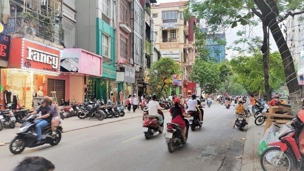 Cho thuê MBKD phố Chùa Láng, khu đông văn phòng, trường học, vỉa hè lớn, mặt tiền 6m - Ảnh 1