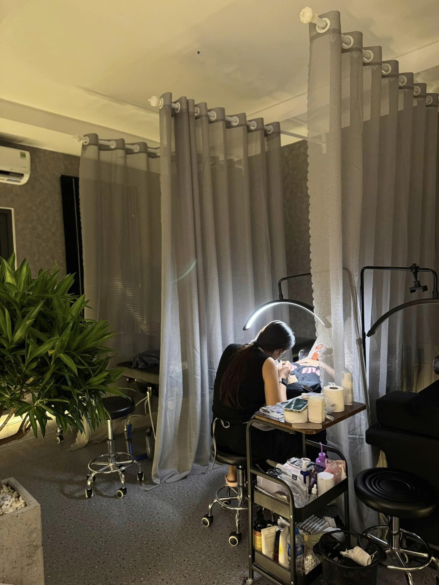 CẦN SANG NHƯỢNG TIỆM NAIL, MI, GỘI ĐẦU  Vị Trí : đường Đặng Thuỳ Trâm, p13 Bình Thạnh, Hồ Chí Minh - Ảnh chính