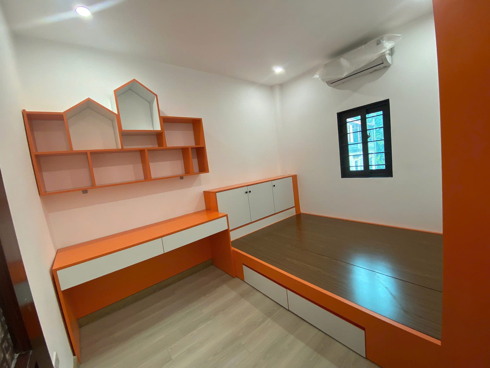 Cực Hiếm! Bán nhà mặt phố Lý Thái Tổ, 35m2, 5 tầng, 17.5 tỉ, phù hợp KD homestay, apartment - Ảnh chính