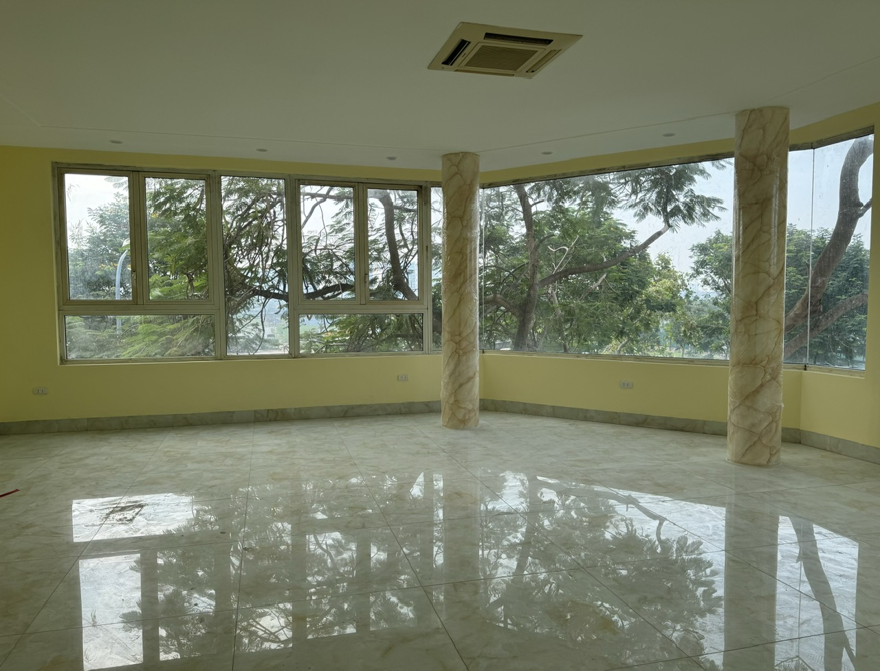 Cho thuê văn phòng, spa, ngân hàng, kinh doanh mặt phố việt hưng căn góc 2 mặt tiền, view công viên - Ảnh chính