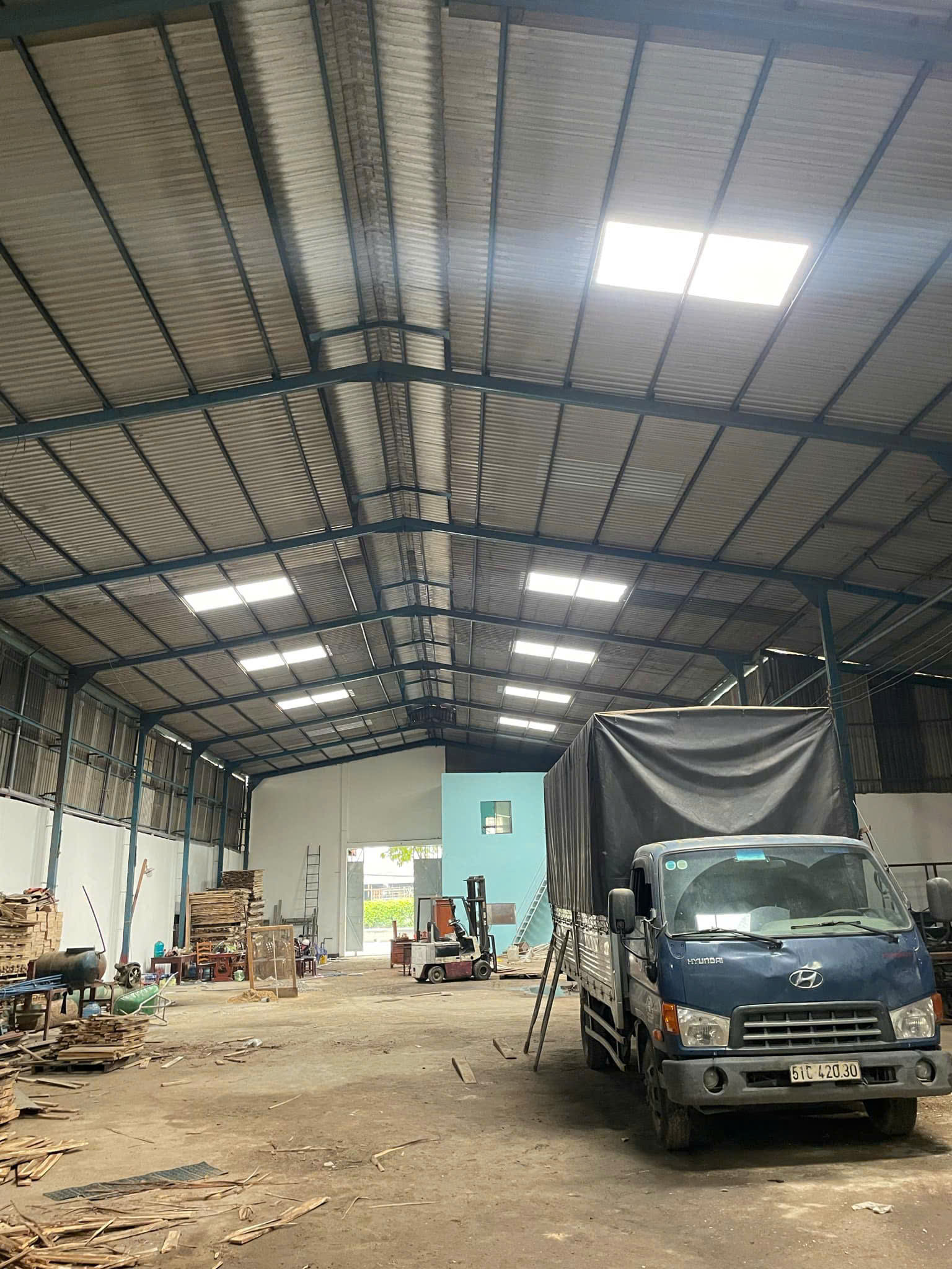 Cho thuê kho xưởng đẹp 900m2 mặt tiền Quốc Lộ 1A, P. An Phú Đông, Q.12, Giá là 75 triệu - Ảnh chính