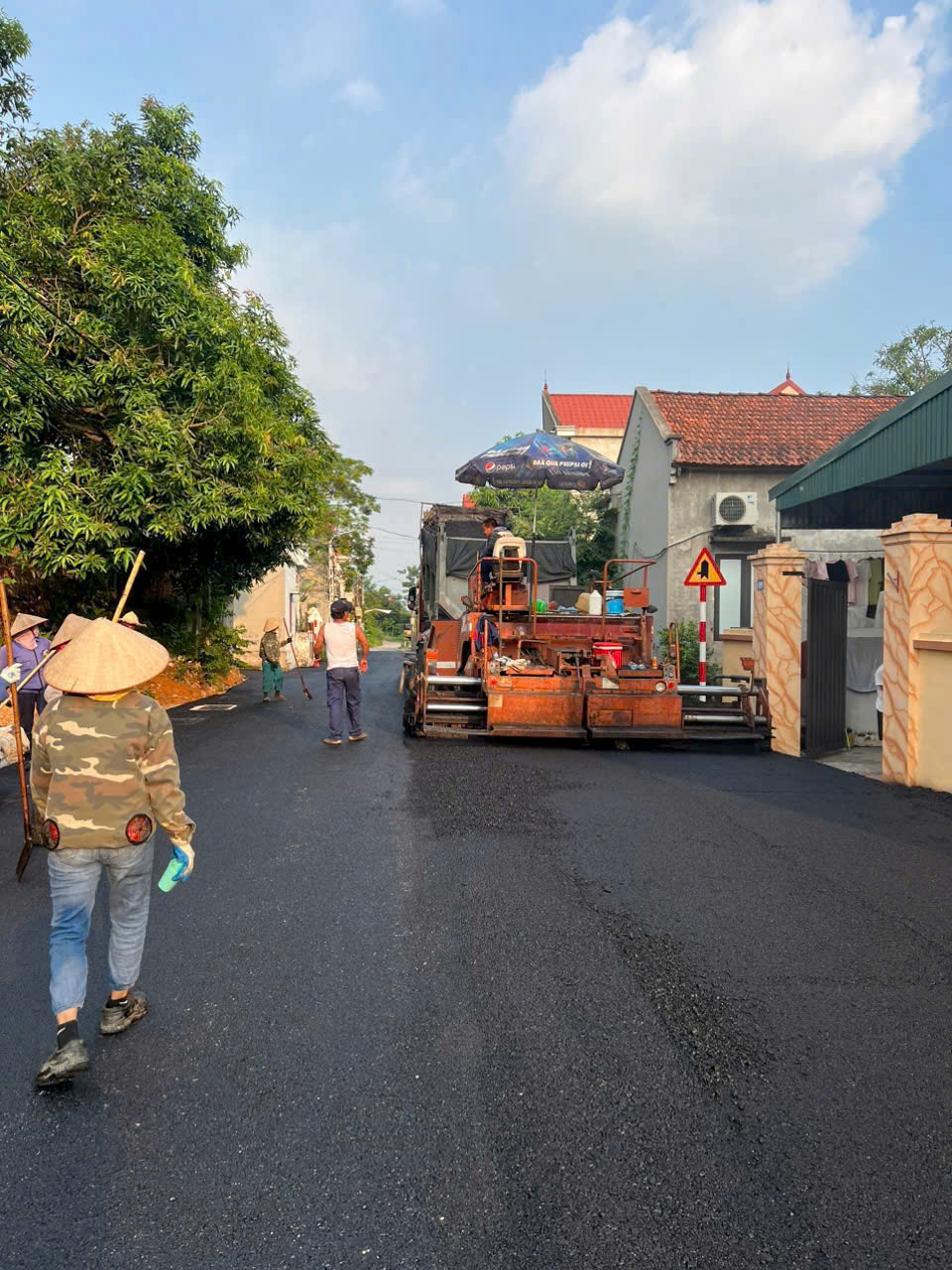 SẢN XUẤT VÀ THI CÔNG BÊ TÔNG NHỰA - UY TÍN CHUYÊN NGHIỆP - ĐẠT CHUẨN CHẤT LƯỢNG CAO - Ảnh 1