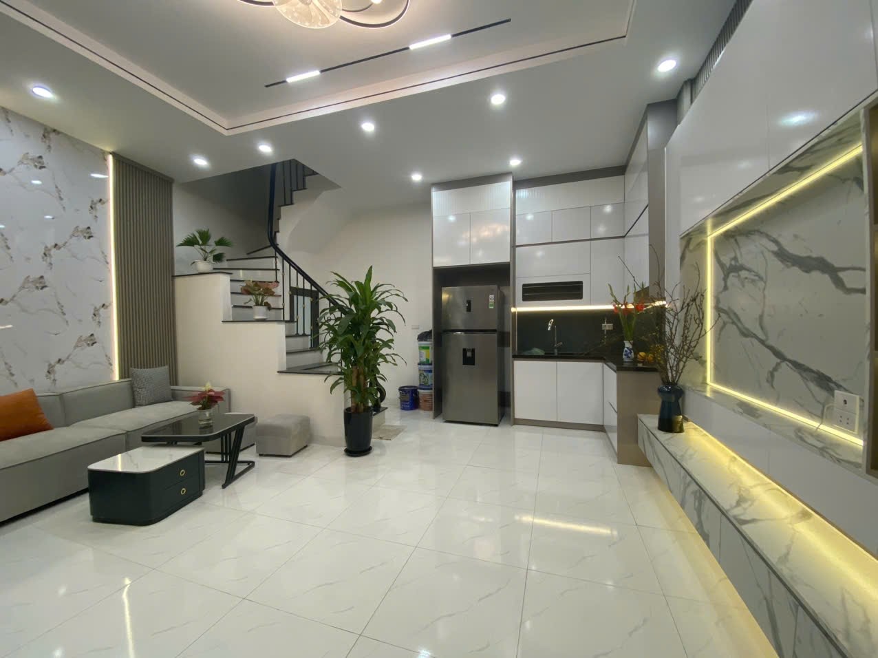 Bán Ngôi nhà 33 m² tuyệt đẹp với thiết kế rộng rãi và tiện nghi cao cấp tại ngõ Hòa Bình, Hai bà - Ảnh chính