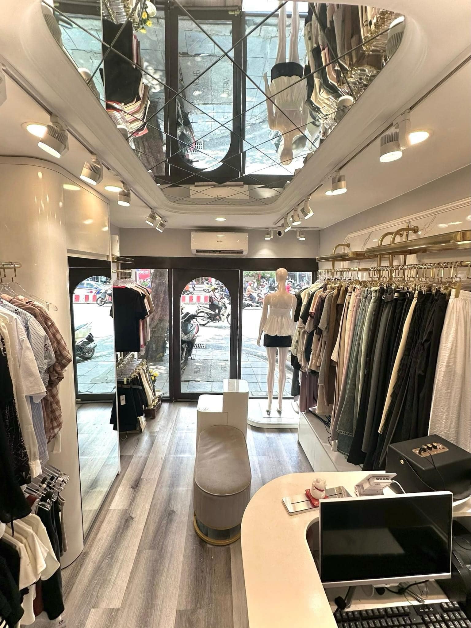 CẦN SANG NHƯỢNG LẠI SHOP QUẦN ÁO VỊ TRÍ ĐẮC ĐỊA TẠI HN - Ảnh 1