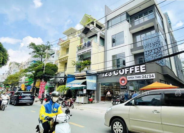 Ngộp bank, Cần bán gấp mặt tiền Thành Thái, P14, Quận 10, DT: 5,6x22m, 4 tầng. HĐT: 100 triệu/th - Ảnh chính