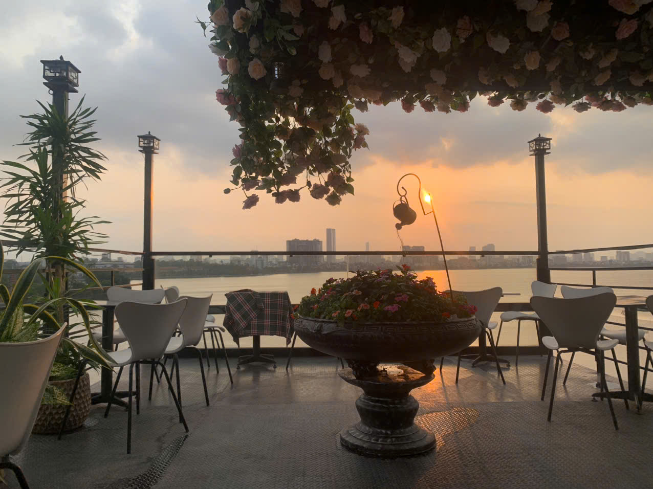 BÁN NHÀ MẶT PHỐ VỈA HÈ RỘNG - KINH DOANH CAFE - 7 TẦNG THANG MÁY - VIEW HỒ TÂY - LÔ GÓC  3 THOÁNG - Ảnh 1