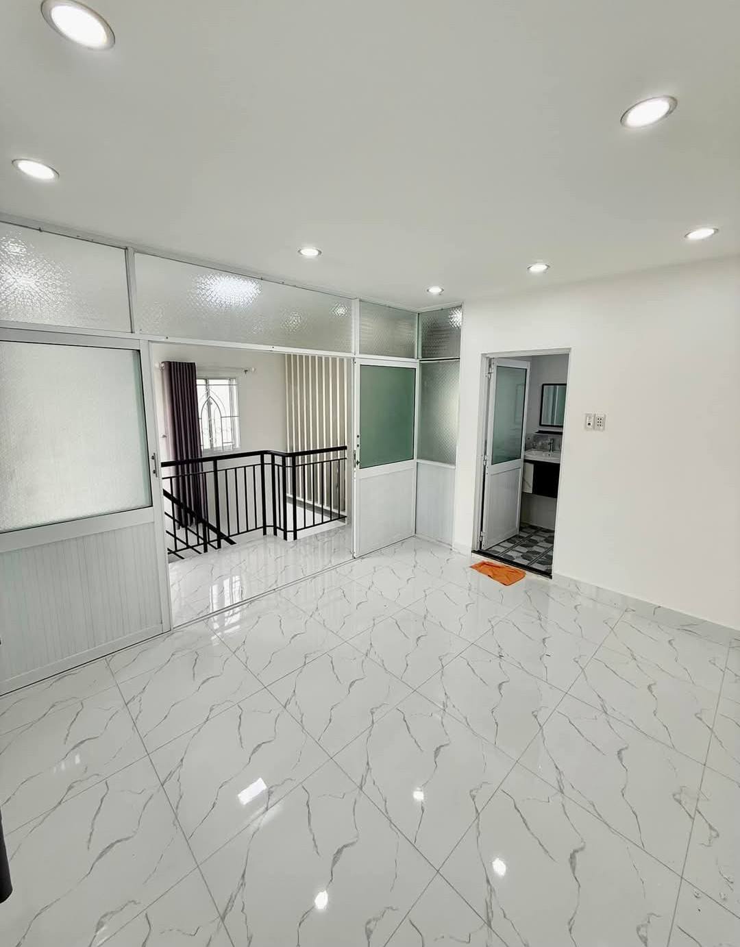 BÁN NHÀ 3 TẦNG, 27M2, NGAY Q.8 - cách hẻm ô tô mấy bước chân - GIÁ 3.2 TỶ - SỔ HỒNG CHÍNH CHỦ - Ảnh 3