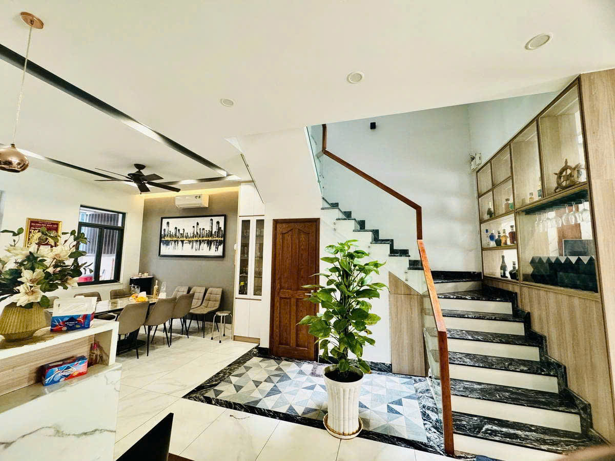 BÁN NHÀ SIÊU HOT - PHỐ ĐÔNG VILLAGE QUẬN 2,DTSD 360M2,GIÁ 16.5 TỶ nhà hoàn thiện full nội thất cao - Ảnh 1