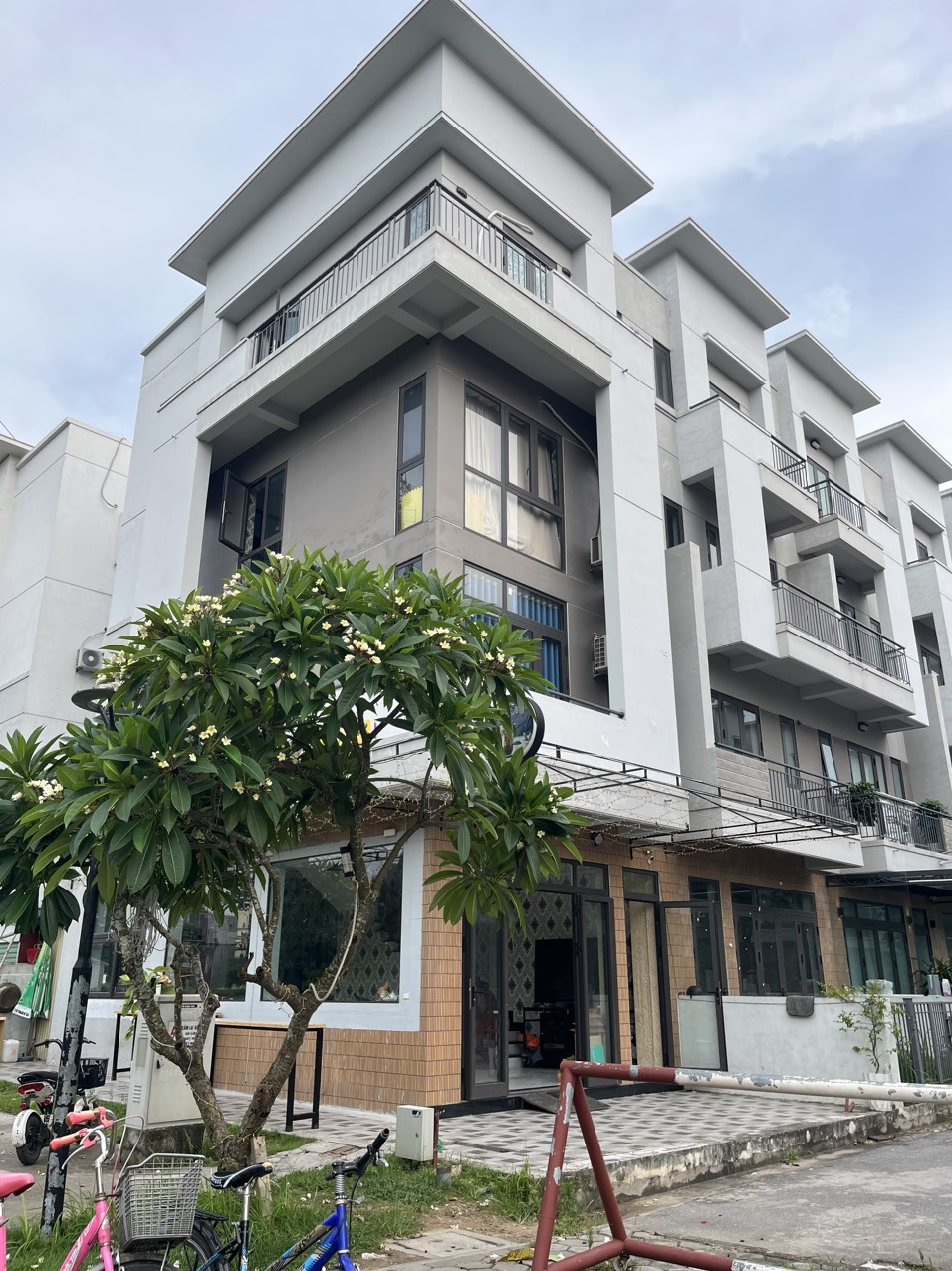 Bán nhanh căn shophouse 4 tầng giá rẻ ngang căn cung cư - Ảnh chính