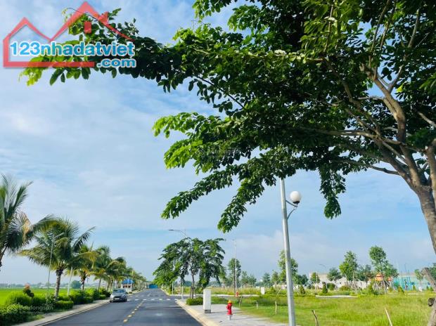 King Hill Bến Lức, đối diện Eco Retreat 220ha, nền 100m2 giá chỉ 2 tỷ, chiết khấu 12%, có sổ đỏ - Ảnh 1