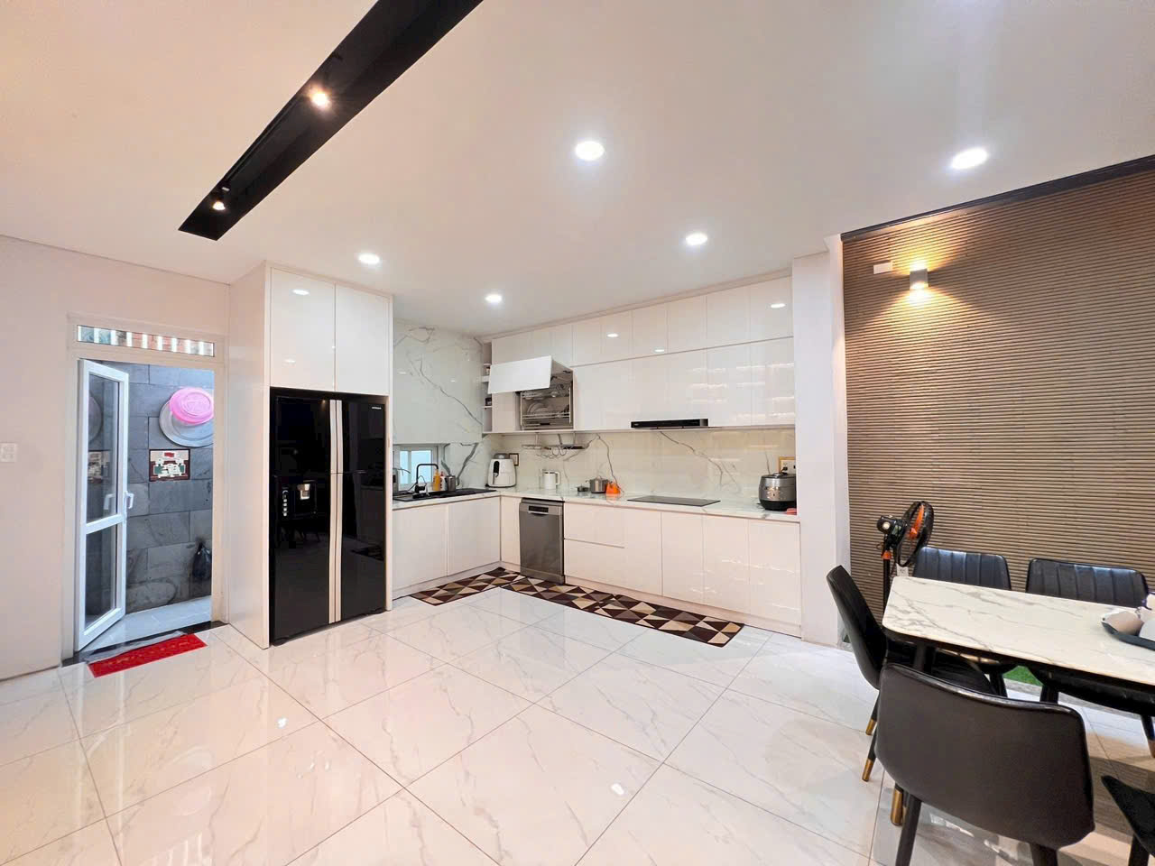 Bán nhà phố Văn Hoa Villa, nhà mới đẹp, tặng full nội thất, giá chỉ bằng nhà thô - Ảnh 1