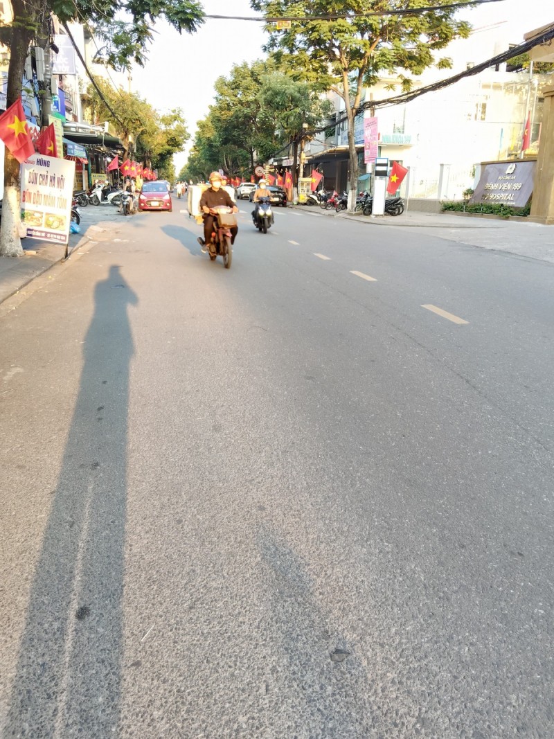 ► Mặt Tiền Nguyễn Công Trứ, đường 10.5 thẳng xuống Biển, 325m2, ngang 7.7m, 2 mặt thoáng, 90tr/m2 - Ảnh 1