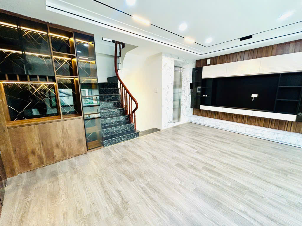 Nhà phân lô trung tâm quận Hoàng Mai, 38m2, 7 tầng tháng máy, MT 5m, ô tô vào nhà, full nội thất, - Ảnh 2