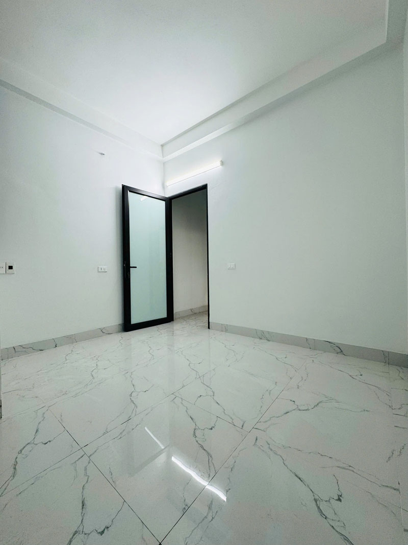 Bán 48,2m2 nhà dân xây đẹp 4,5 tầng tại tổ 16 Thạch Bàn, sát chợ Đồng Dinh. Cách 30m ra đường ô tô - Ảnh 1