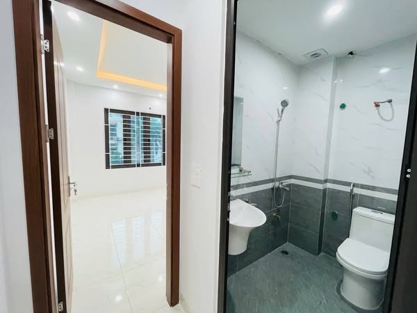 Chỉ 5 tỷ sở hữu ngay nhà mới đẹp 39m x 5T, gần đường vành đai 3.5 - Hoài Đức, ô tô đỗ cửa, 3 thoáng - Ảnh 2