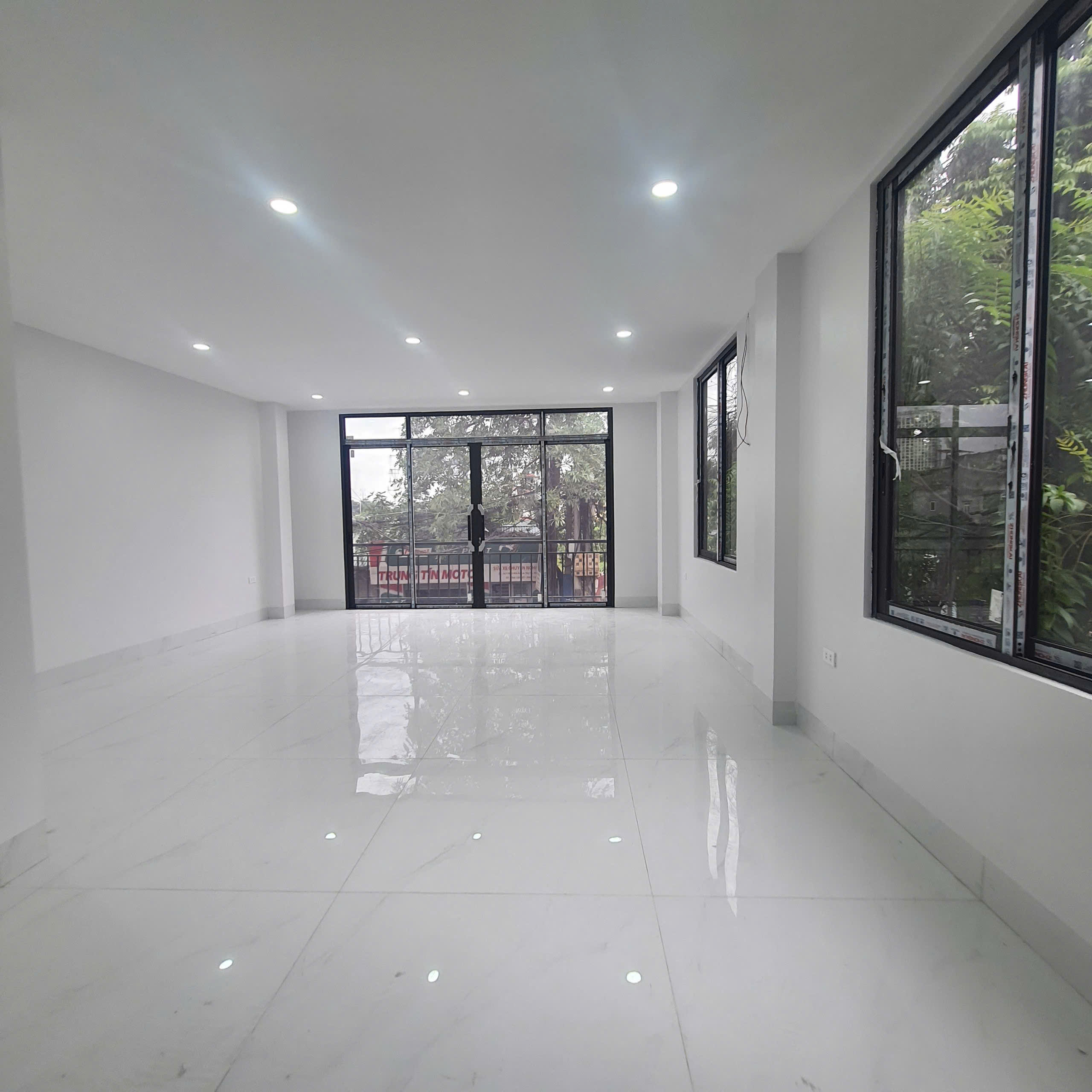 Chính chủ cho thuê mặt bằng kinh doanh, văn phòng mặt đường Âu Cơ, Tây Hồ, HN - Ảnh 1