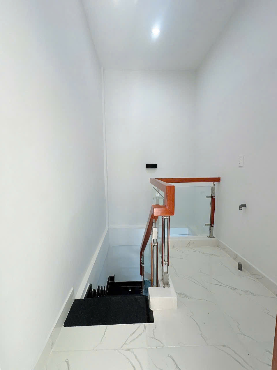 SÁT MẶT TIỀN HOÀNG DIỆU <br>TRUNG TÂM Q4 -200 M Q1,Q2..<br>CÓ 4 TỶ - Ảnh 4