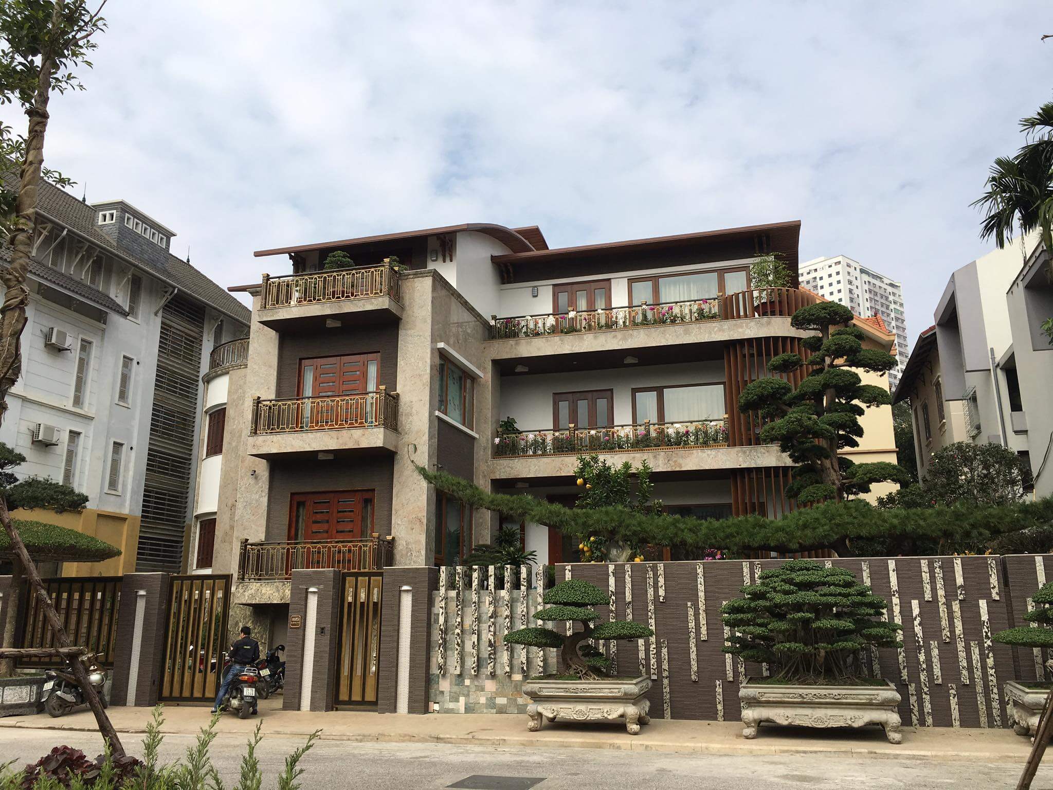 Độc nhất biệt thự bán đảo Linh Đàm có hồ điều hòa, DT 254m2, 10 phòng ngủ, giá chỉ 5x tỷ - Ảnh 1