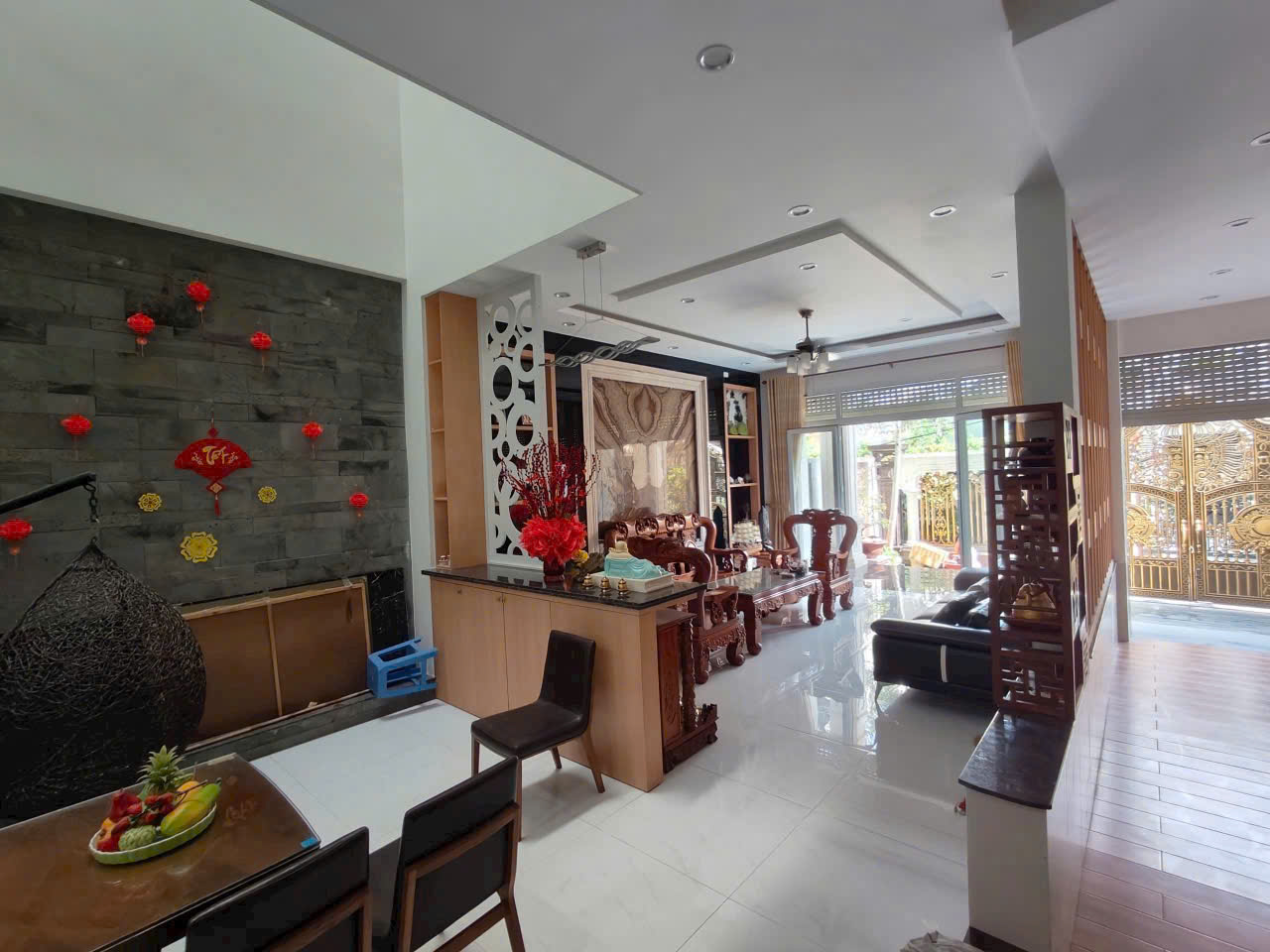Cho thuê biệt thự siêu đẹp, full nội thất, gần ngã tư Tân Phong - Ảnh 1