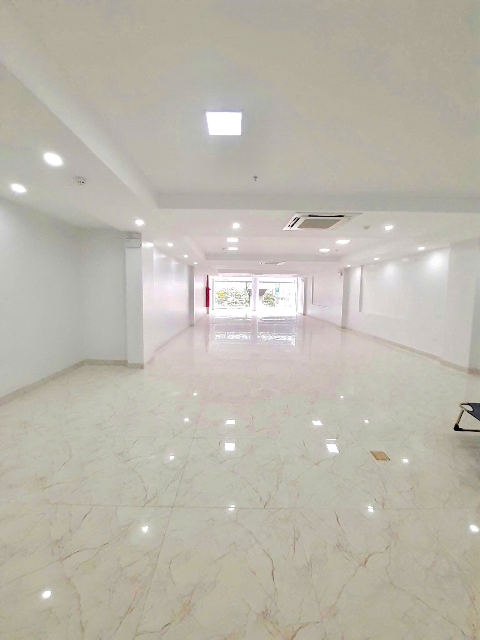 Bán Tòa Building Mặt Phố Hoàng Cầu 154/210m, 11Tầng 2 Hầm, Mặt tiền 6.5m 125 Tỷ - Ảnh 2