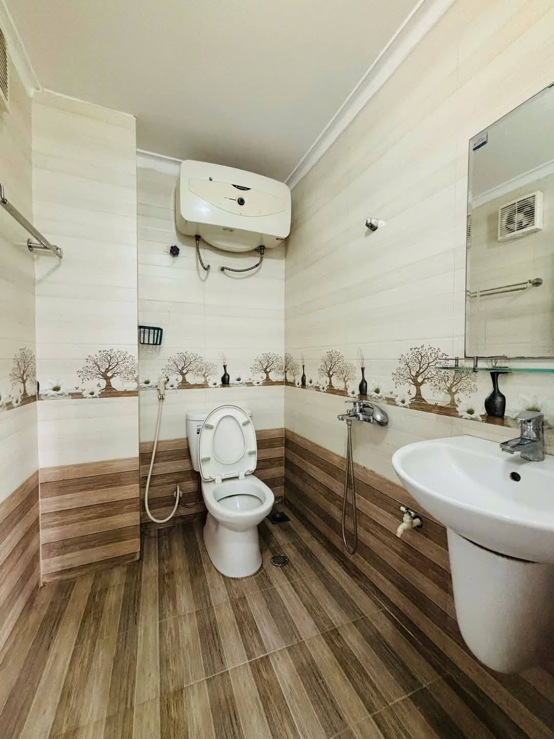 Bán nhà Lạc Long Quân,DT 60m x 5 tầng, mặt tiền 6m,lô góc 2 mặt thoáng, - Ảnh 2