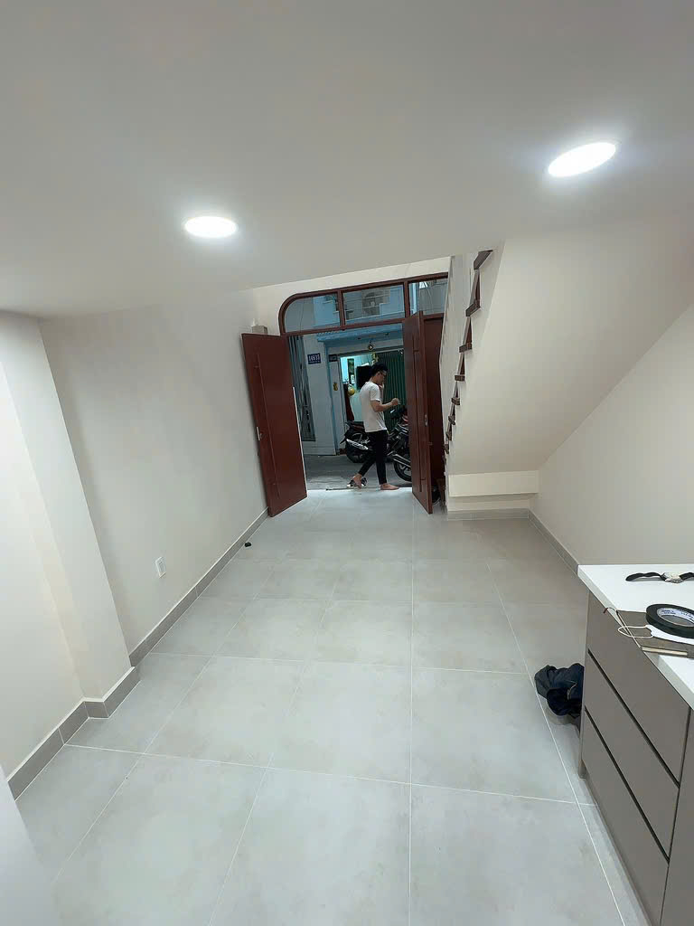 Nhà xinh sát mặt tiền trung tâm Q4<br>có 3 tỷ - Ảnh 1