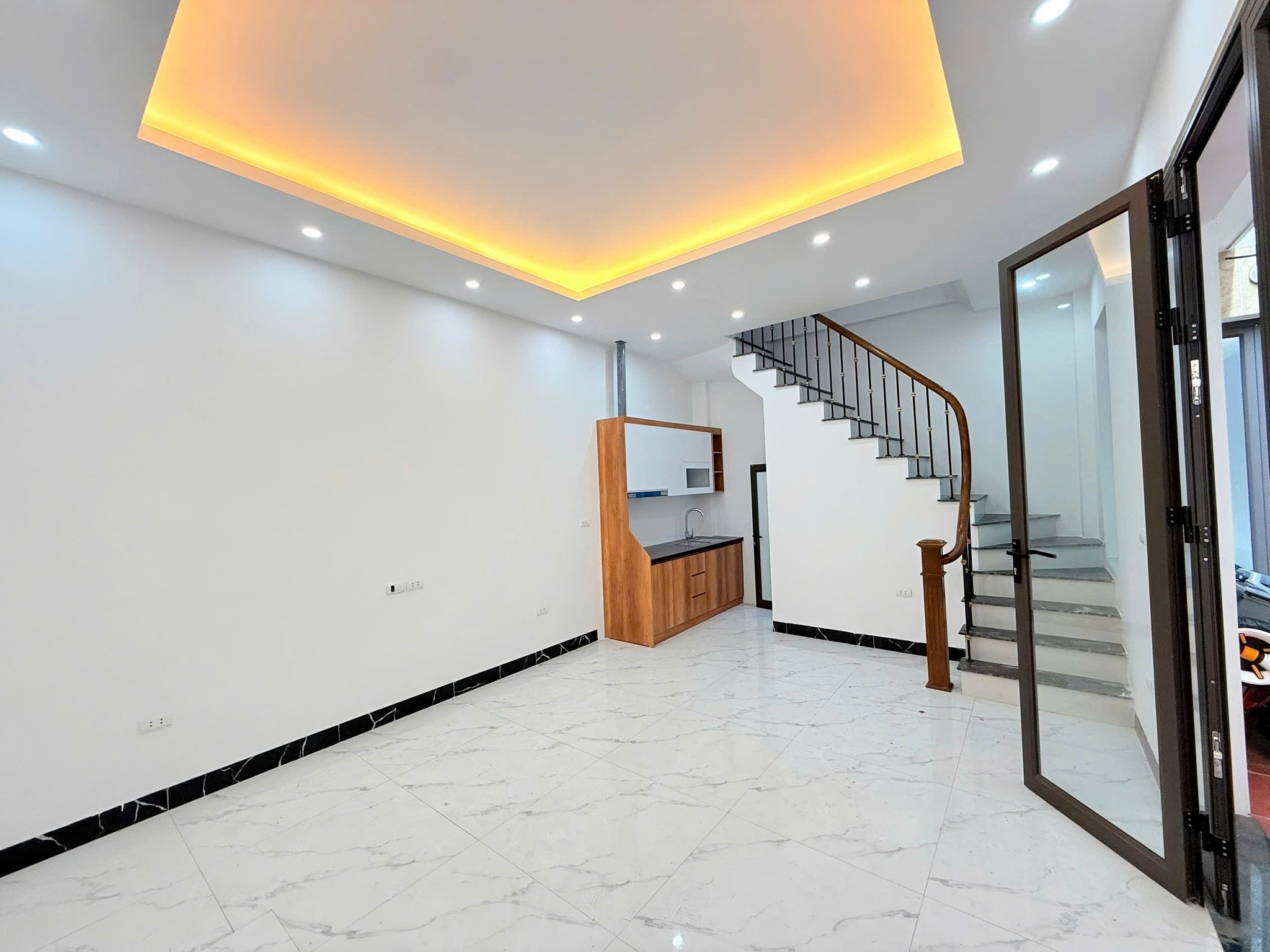 NHỈNH 5 TỶ XÍU Hàng Hiếm Giang Biên nhà đẹp 5T 1 nhà ra oto tránh. LH 0936123469 - Ảnh 1