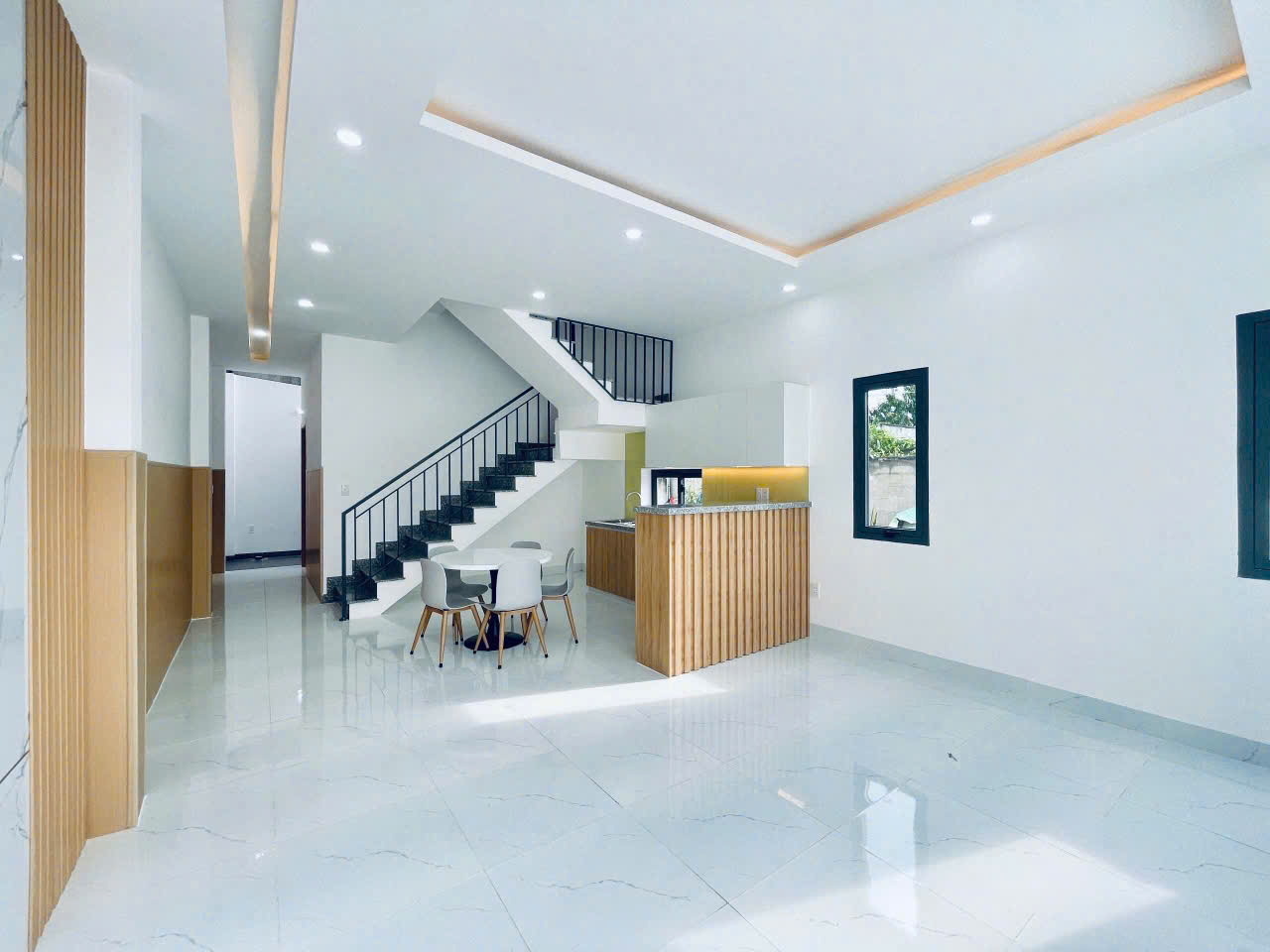 Bán gấp nhà 1 trệt 1 lầu sân xe hơi full nội thất ngay trường THCS Thạnh Phú, TT 600tr nhận nhà ở - Ảnh 3