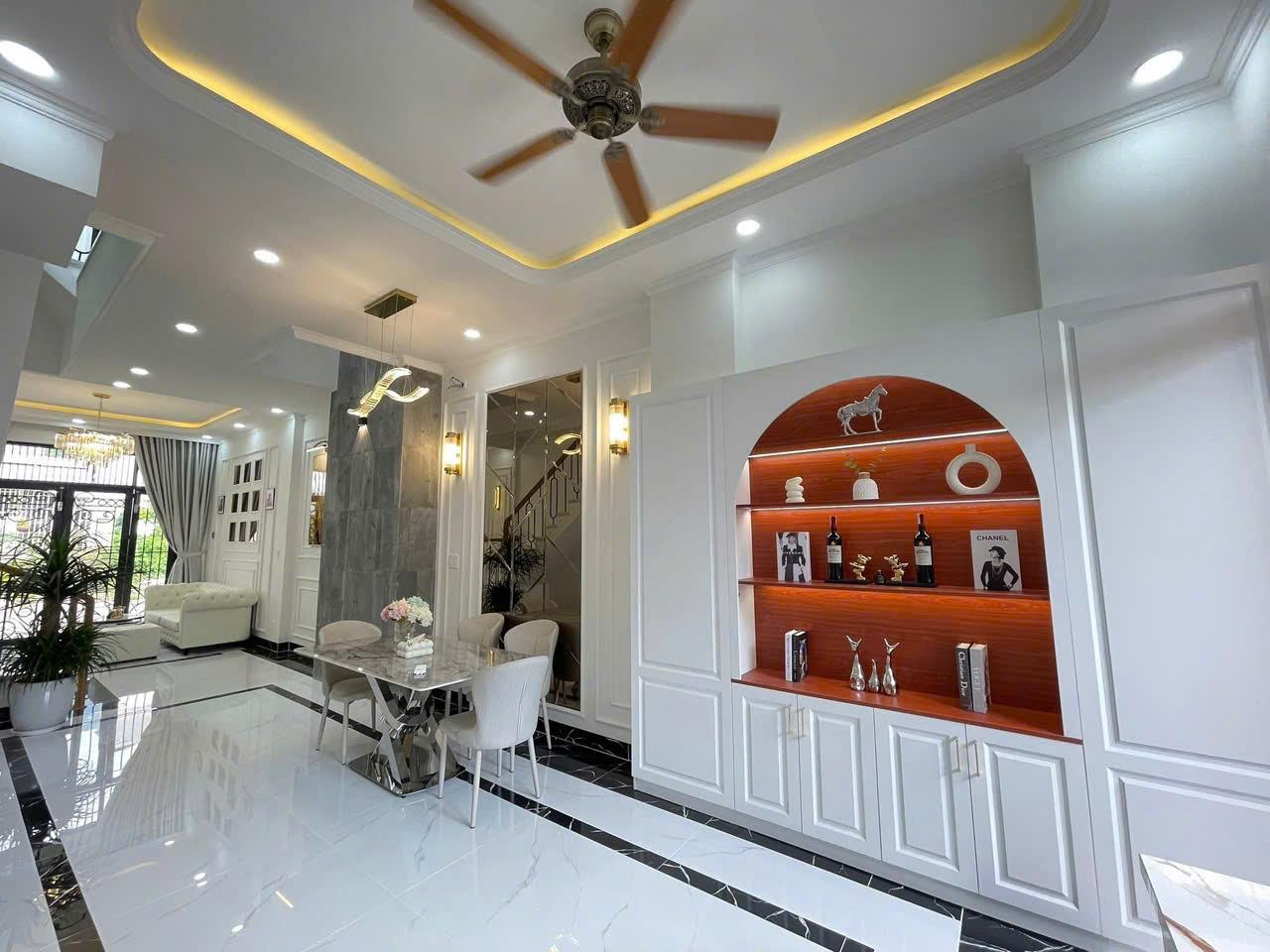 Nhà 3 tầng phong cách Tân Cổ Điển Khu TĐC Đất Lành.<br>- Dt 58m2 ngang 4m. Dt sàn: 151,1m2<br>- Kết - Ảnh 1
