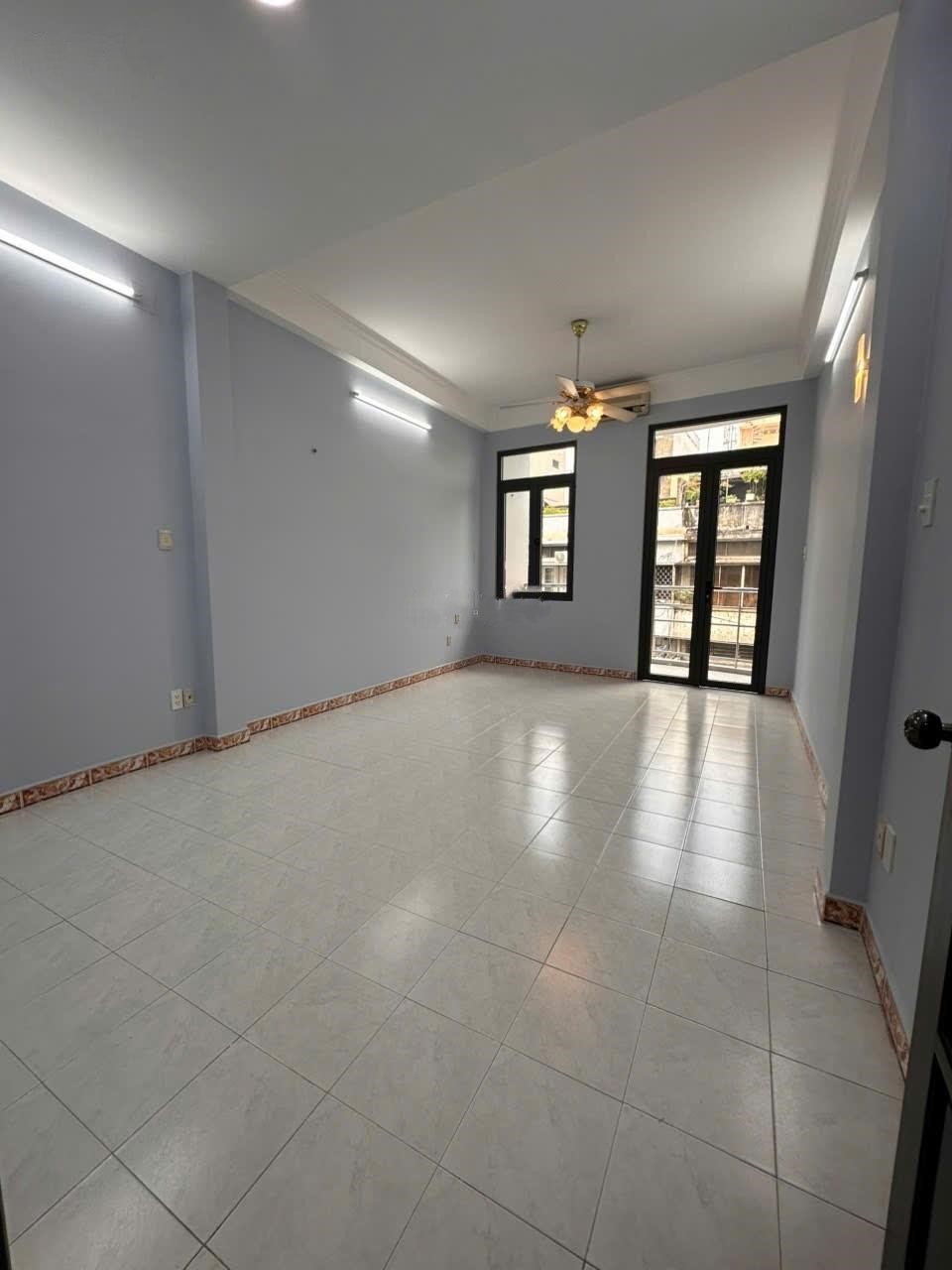 Bán nhà MT Nguyễn Chí Thanh - Đỗ Ngọc Thạnh, 5 tầng, vuông vức, nhà mới giá chỉ 16,5 tỷ - Ảnh 2