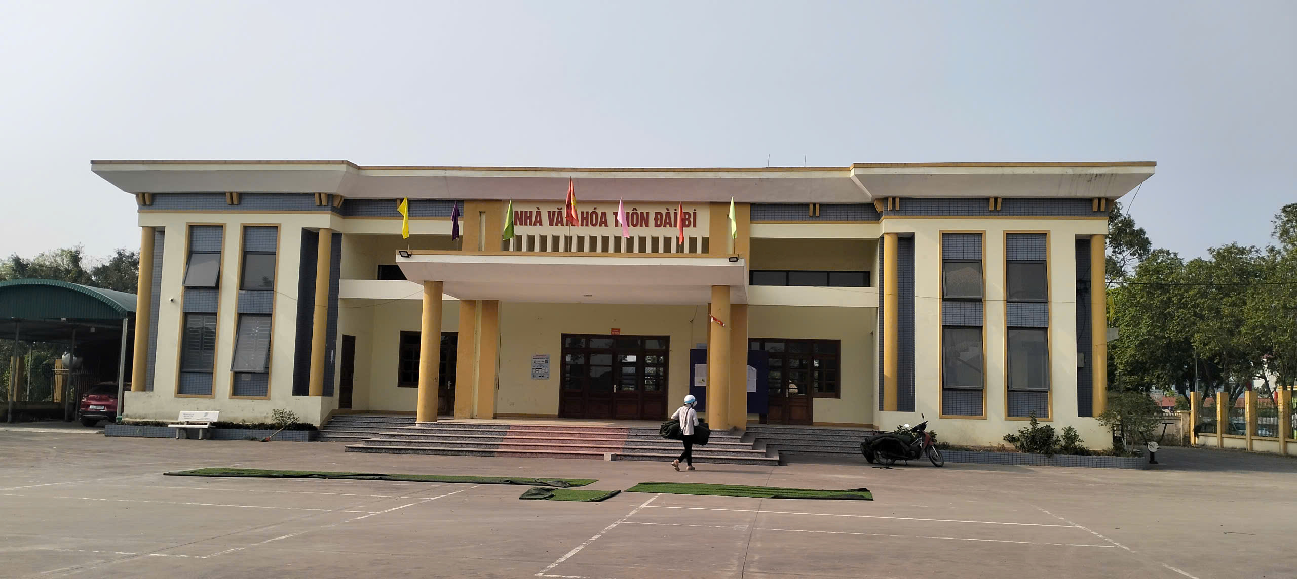 Đài Bi Uy Nỗ, ô tô đỗ cửa, xung quanh  rất nhiều quán bia - Ảnh chính